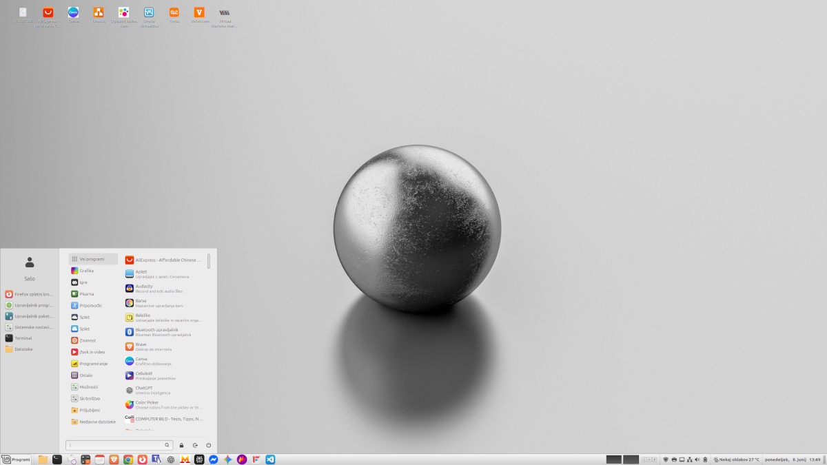 Linux Mint desktop with the main menu open